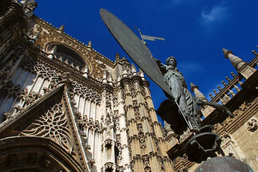 Unforgettable Seville: Tour of Seville and the Jewish Quarter + Flamenco Show - What the guide adds to the experience