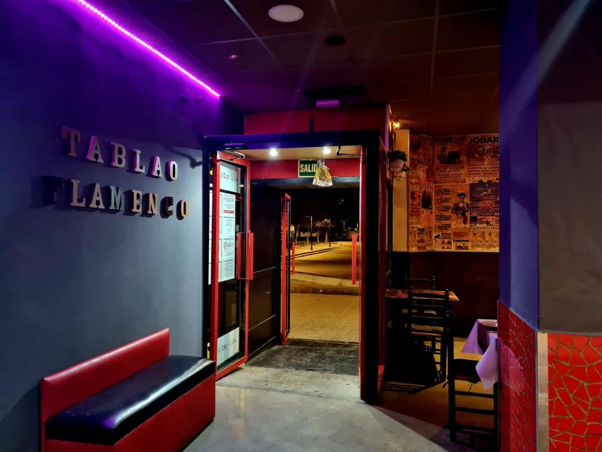 Valencia: Flamenco at Toro y La Luna with optional Dinner - Arriving at a tucked-away tablao