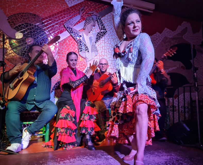 Valencia: Flamenco at Toro y La Luna with optional Dinner - Seven performers, three sides of flamenco