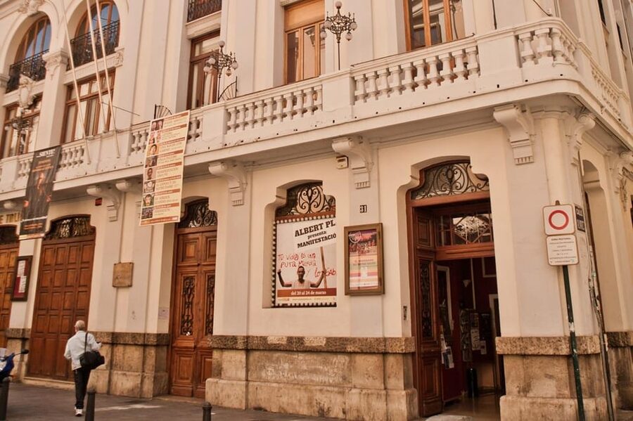 Valencia: Flamenco Show TEATRE TABLAO FLAMENCO in Teatro Talia - Teatre Talia compared with a typical flamenco venue